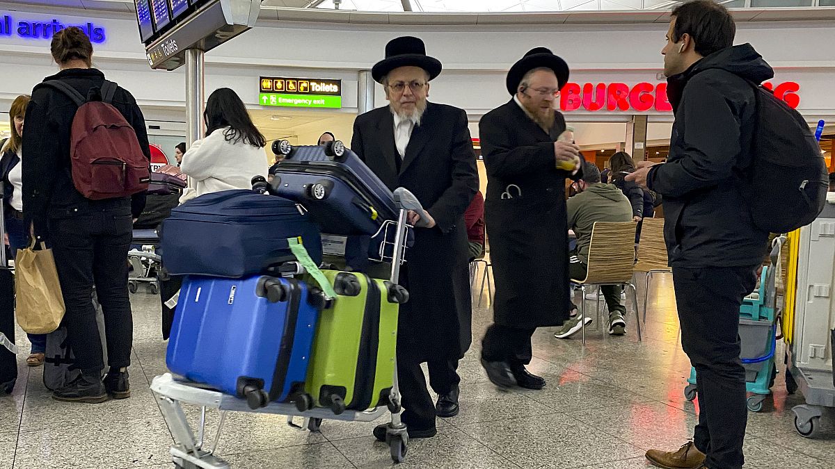 أعضاء من الجالية اليهودية الأرثوذكسية المتطرفة يدفعون أمتعتهم في مطار ستانستيد شمالي لندن. 2023/10/12