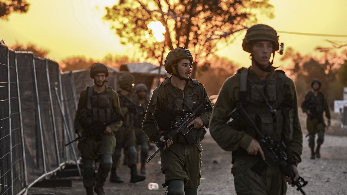 دورية جنود إسرائيليين في 12 أكتوبر 2023 بالقرب من كيبوتس بيري، المكان الذي قُتل فيه 270 محتفلًا على يد مسلحي حماس خلال مهرجان الموسيقى سوبر نوفا