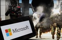 Il logo di Microsoft e una scena di "Call of Duty - Modern Warfare" di Activision sono mostrati in questa foto, a New York, il 21 giugno 2023.