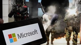 Das Logo von Microsoft und eine Szene aus "Call of Duty - Modern Warfare" von Activision sind auf diesem Foto in New York am 21\. Juni 2023 zu sehen.