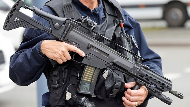 France mobilizes 7,000 troops after Islamic terror and bomb threats against Louvre and Versailles 🇫🇷