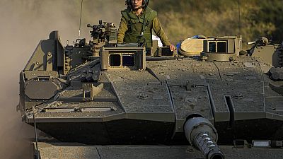 جنود إسرائيليون يقودون دبابة إلى منطقة تجمع بالقرب من الحدود مع لبنان، الأربعاء 11 أكتوبر، 2023.