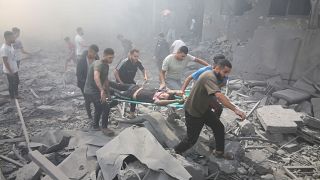 Verwundete werden nach einem israelischen Luftangriff im Flüchtlingslager Rafah in Sicherheit gebracht