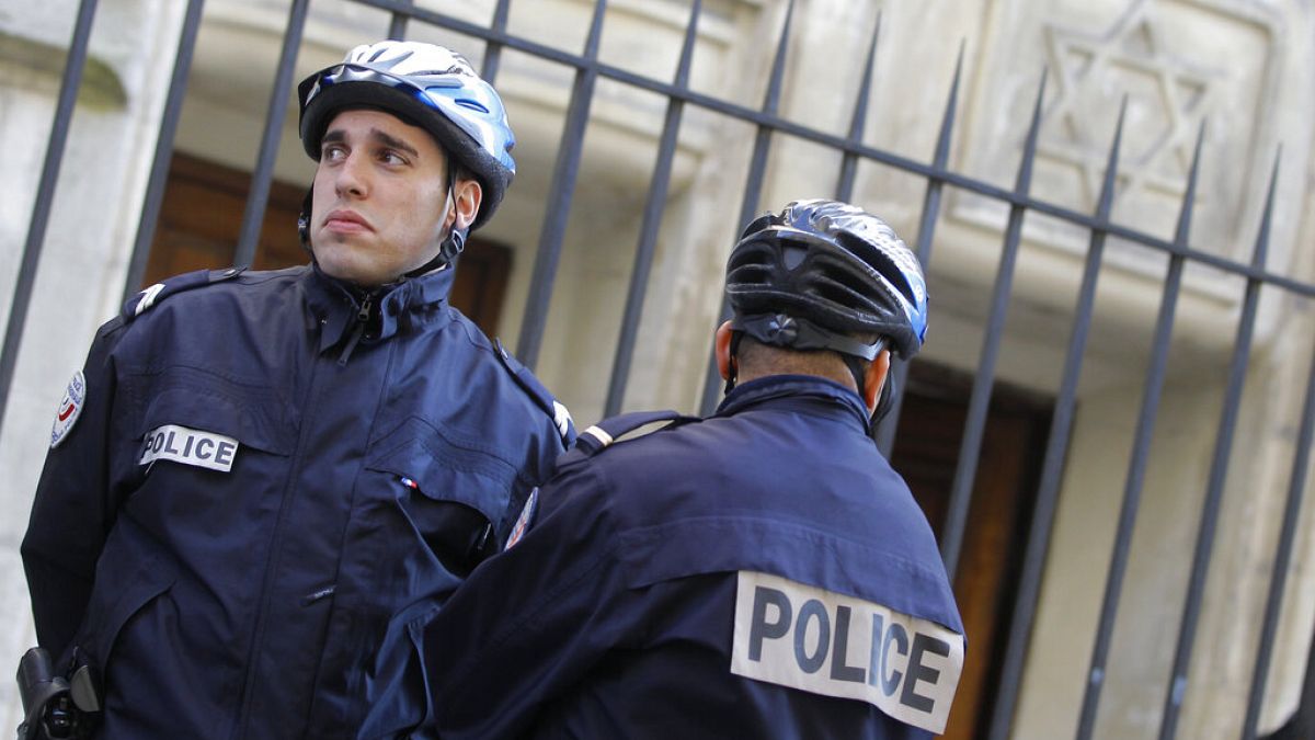 Bir okulun önünde nöbet tutan Fransız polisi (arşiv)