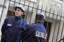 Bir okulun önünde nöbet tutan Fransız polisi (arşiv)