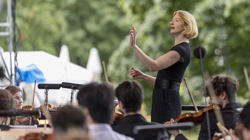 Joana Mallwitz conducting the Junge Staatsphilharmonie at the Nuremberg Klassik Open Air family concert in July.