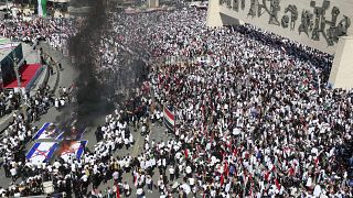متظاهرون يحرقون الأعلام الإسرائيلية خلال مظاهرة في ساحة التحرير ببغداد في 13 أكتوبر، 2023