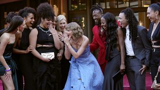  Тейлър Суифт, в центъра, и турне танцьори идват на международната премиера на концертния филм Тейлър Суифт: The Eras Tour 