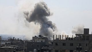 De la fumée s'élève d'une explosion après une frappe aérienne israélienne à Rafah, dans la bande de Gaza, le vendredi 13 octobre 2023.