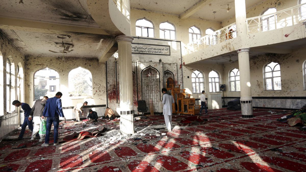 Afganistan'ın başkenti Kabil'de bir Şii Camisinde düzenlenen intihar saldırısı sonrası inceleme yapan görevliler (arşiv / 2017)