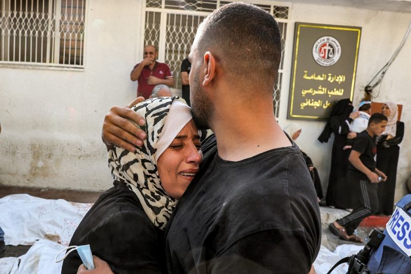 Una donna in lutto davanti all'ospedale Al-Shifa