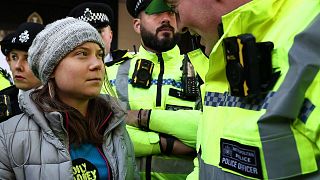  Полицай беседва с шведската климатична активистка Грета Тунберг моменти преди тя да бъде задържана пред InterContinental London Park Lane. 