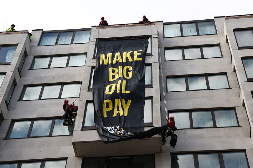 Lo striscione di Greenpeace: "Fate pagare le grandi compagnie petrolifere". (Londra, 17.10.2023)