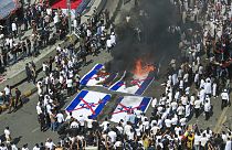 Irak'ın başkenti Tahrir Meydanı'nda on binlerce kişinin katıldığı gösteride İsrail bayrakları yakıldı