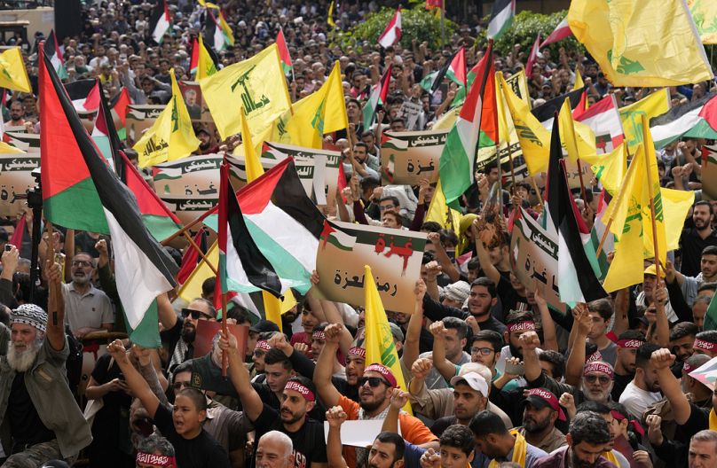 Başkent Beyrut'ta Hizbullah yanlıları İsrail'e karşı büyük bir protesto gösterisi düzenledi