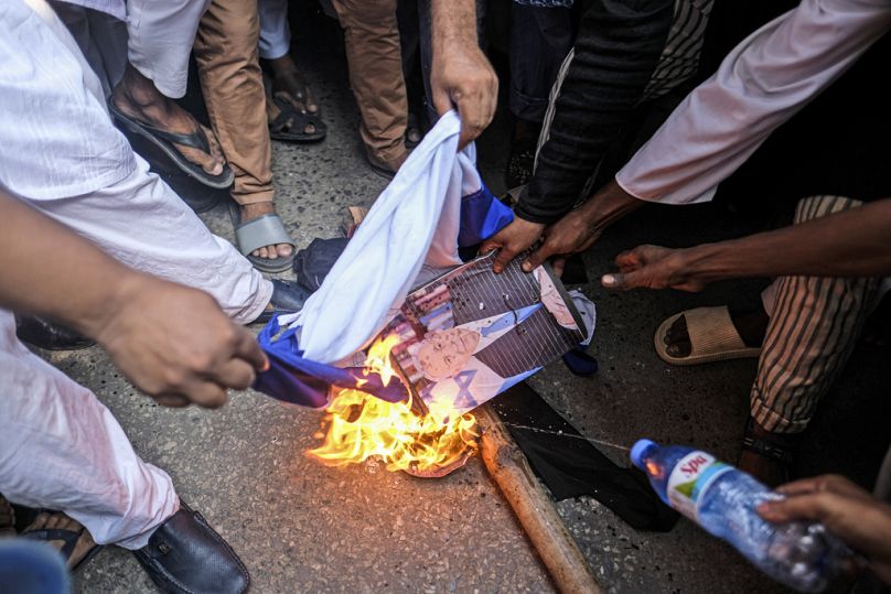 Bangladeş'teki gösterilerde İsrail bayrağı ve Başbakan Benyamin Netanyahu'nın fotoğrafı yakıldı