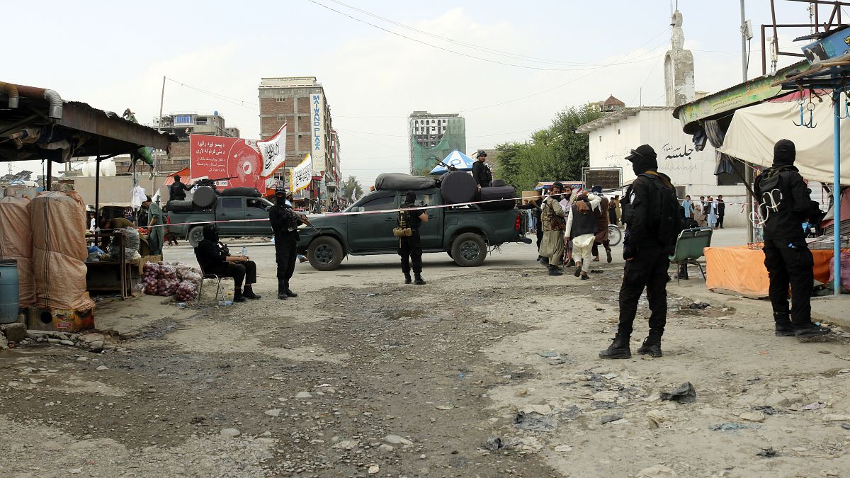 عناصر من حركة طالبان في موقع انفجار بأحد الفنادق في مدينة ولاية خوست شرقي أفغانستان