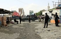 عناصر من حركة طالبان في موقع انفجار بأحد الفنادق في مدينة ولاية خوست شرقي أفغانستان
