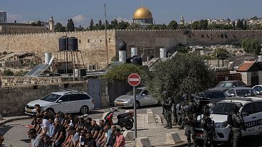 نمازگزاران در حال برگزاری نماز جمعه تحت تدابیر امنیتی شدید نیروهای اسرائیلی