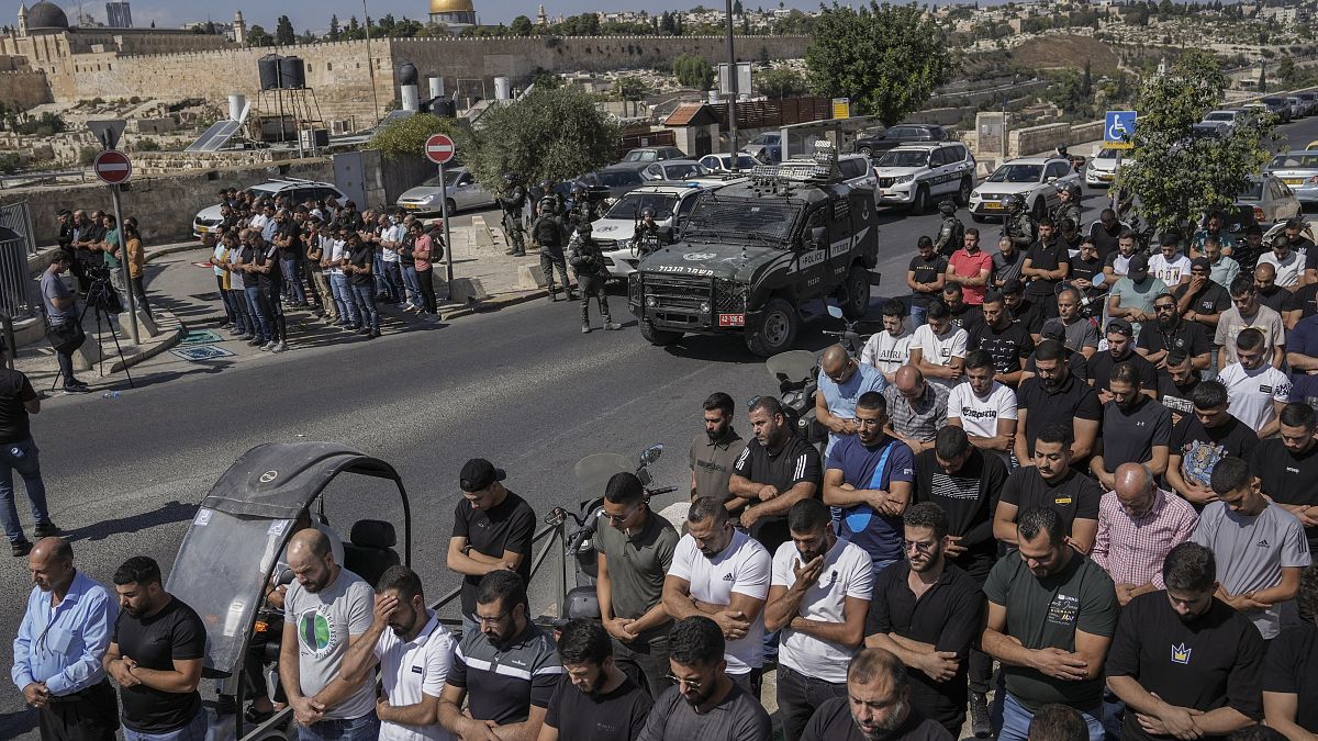 شباب فلسطينيون يؤدون الصلاة في الشوارع المحيطة بالأقصى