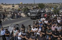 شباب فلسطينيون يؤدون الصلاة في الشوارع المحيطة بالأقصى