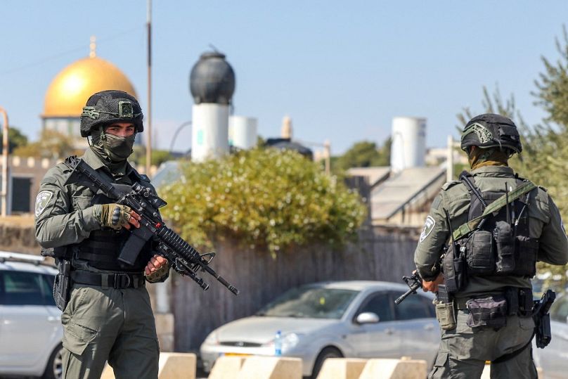 Soldati israeliani controllano le strade vicino alla moschea Al Aqsa