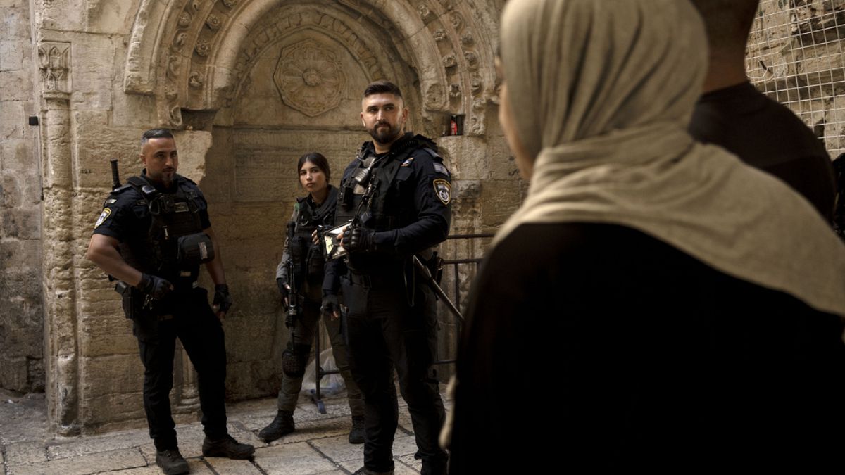 Militari controllano gli accessi alla moschea Al Aqsa, nella Vecchia Gerusalemme