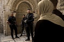Az izraeli biztonsági erők ellenőrizték az Al-Aksza mecsetbe érkezőket