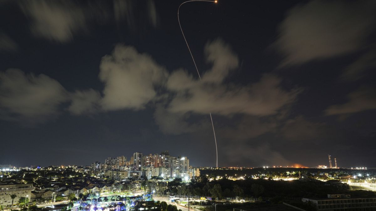 Iron Dome fängt Hamas-Raketen über Aschkalon ab.