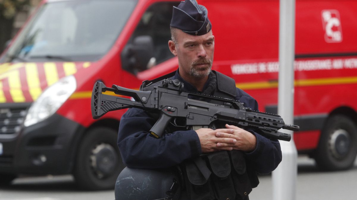 Policía que forma parte del dispositivo de seguridad en Francia