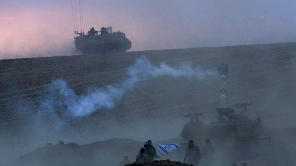 Une unité d'artillerie mobile israélienne tire un obus du sud d'Israël vers la bande de Gaza, dans une position près de la frontière Israël-Gaza, Israël, 14 octobre 2023