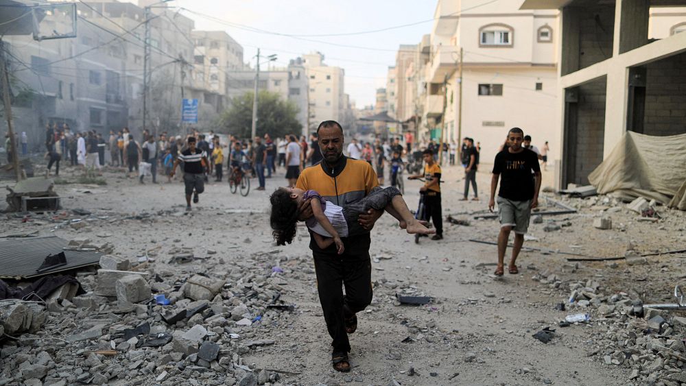 Палестинец носещ дете бяга след израелски удар в южната част