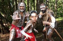 Az Ausztráliához tartozó Fraser-sziget őslakosai, a butchullák ünneplik a korábban K’gariként ismert sziget nevének hivatalos visszaállítását 2023.06.07-én.