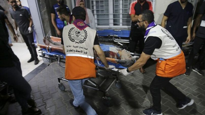 Mentősök érkeznek az al-Shifa kórházba