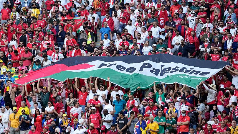 برافراشتن پرچم فلسطین در مسابقات جام جهانی فوتبال قطر در جریان بازی تونس و استرالیا