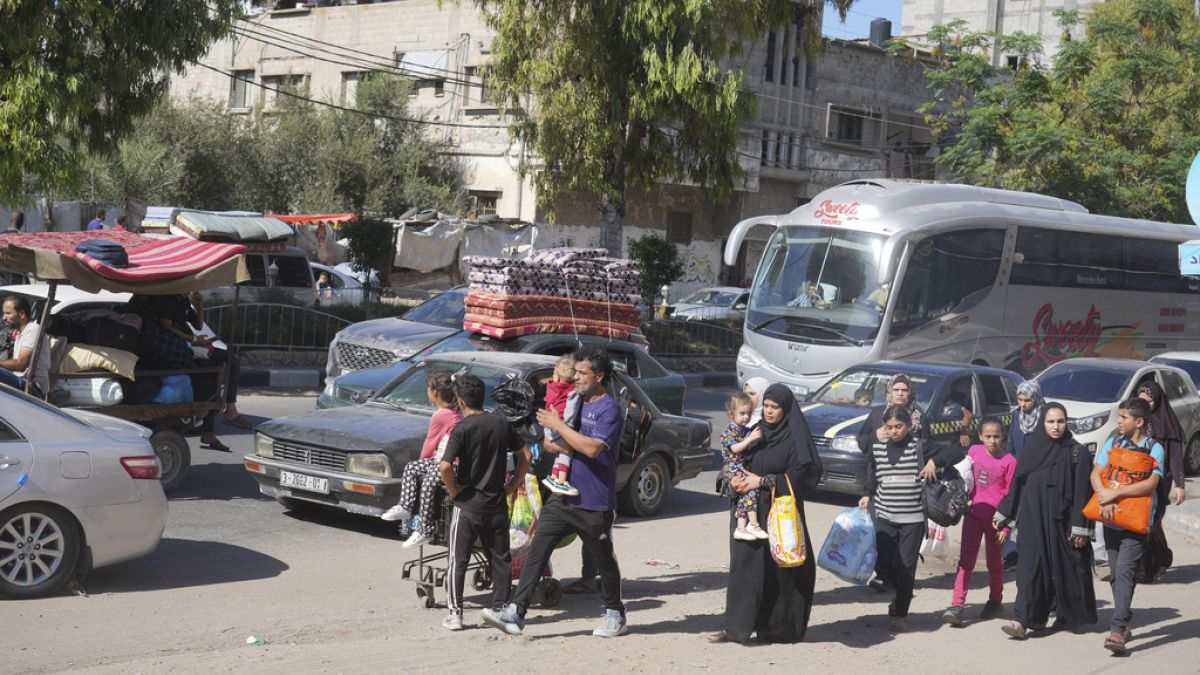 Gazze şeridinin kuzeyindeki tahliye emrine uyan Filistinliler araçlarla veya yaya olarak bölgeyi terk etmeye çalışıyor