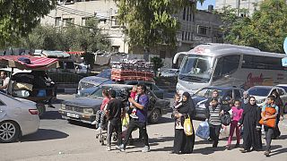 Gazze şeridinin kuzeyindeki tahliye emrine uyan Filistinliler araçlarla veya yaya olarak bölgeyi terk etmeye çalışıyor