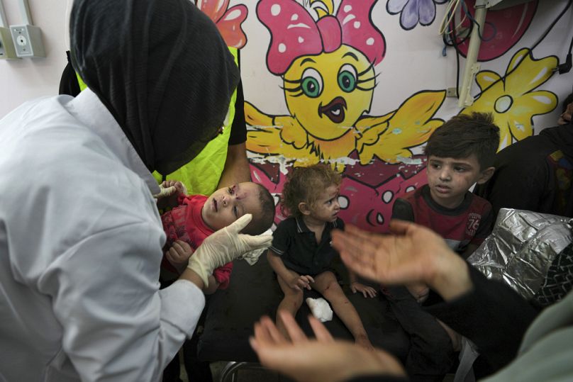 Des enfants palestiniens blessés par des frappes aériennes israéliennes, sont amenés à l'hôpital dans la ville de Deir el-Balah, dans la bande de Gaza, 14/10/2023