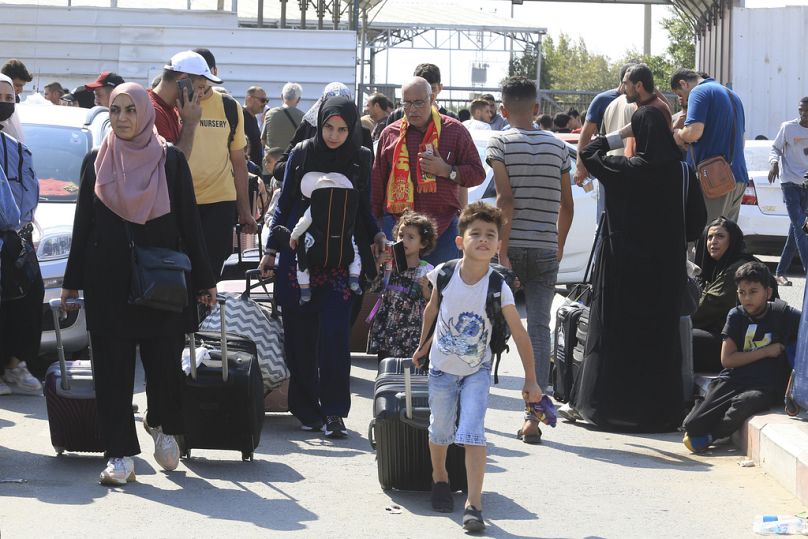 Palästinenser warten am Grenzübergang Rafah zwischen dem Gazastreifen und Ägypten