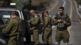 Israelische Soldaten bewachen einen Kontrollpunkt nahe der israelisch-libanesischen Grenze