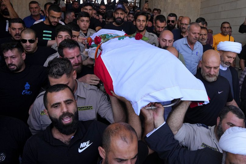 Trauernde tragen den Leichnam des Reuters-Journalisten Issam Abdallah in seiner Heimatstadt Khiam, im Südlibanon.