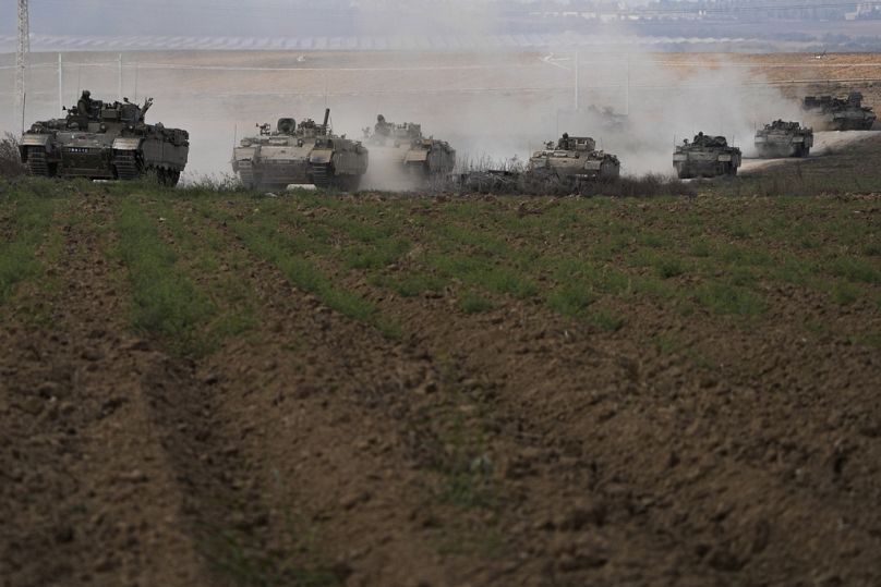 الدبابات الإسرائيلية في محيط غزة