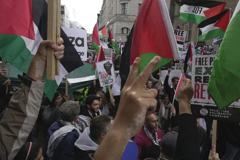 Londra'da düzenlenen Filistin'e destek yürüyüşüne binlerce kişi katıldı