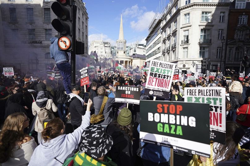 İngiltere'nin başkenti Londra'da binlerce kişi, Filistin'e destek yürüyüşü düzenledi
