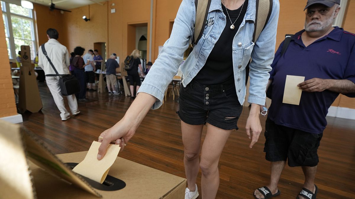 Una urna un colegio electoral en Redfern mientras los australianos depositan sus últimos votos en Sídney, el sábado 14 de octubre de 2023.