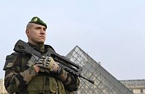 [Archives] Un soldat montant la garde à l'entrée de la Pyramide du Louvre, dans le cadre de l'opération Sentinelle, à Paris le 30 décembre 2016