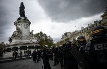 Agentes de policía montan guardia durante una concentración en solidaridad con el pueblo palestino en Gaza, en París, sábado 14 de octubre de 2023.