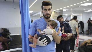 طفال مصاب في مستشفى الشفاء بغزة