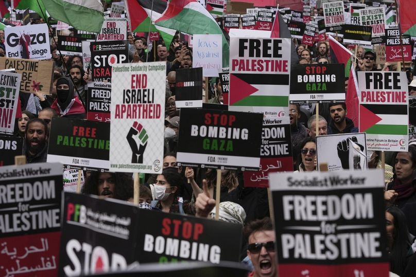 Demonstrant:innen nehmen an einer pro-palästinensischen Demonstration in London teil, Samstag, 14. Oktober 2023.