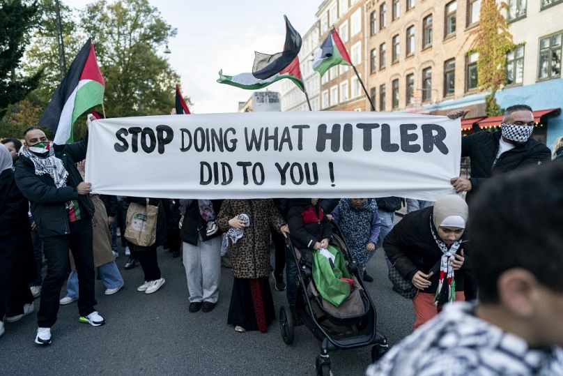 Des manifestants pro-palestiniens brandissent une banderole "Arrêtez de faire ce qu'Hitler vous a fait !" lors d'un rassemblement à Copenhague, au Danemark, le 14 octobre 2023